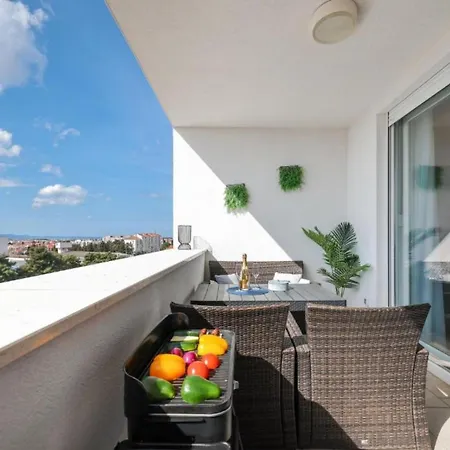 Urban Seaside Apartment Zadar