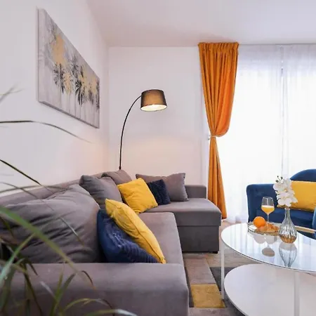 Urban Seaside Apartment *