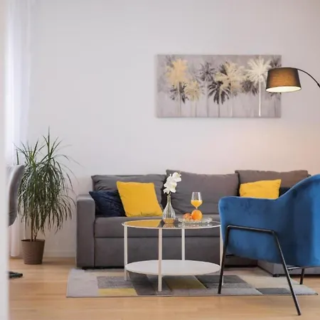 Urban Seaside Apartment *